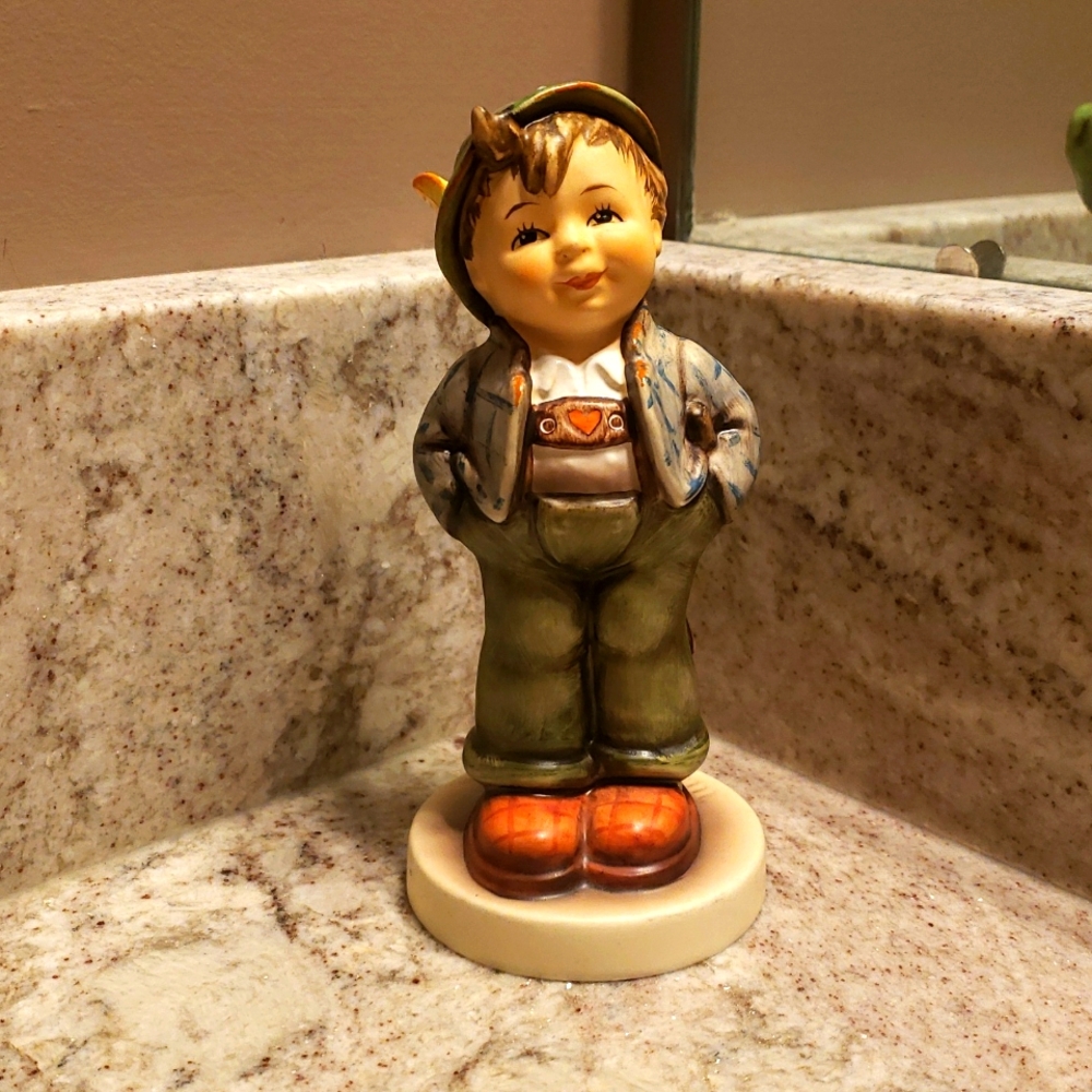 MJHummel figurine, Hello World, 1983, exclusive edition Signed.